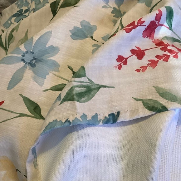 Floral Pattern Tablecloth rectangular  60” x 82”. - Picture 3 of 4